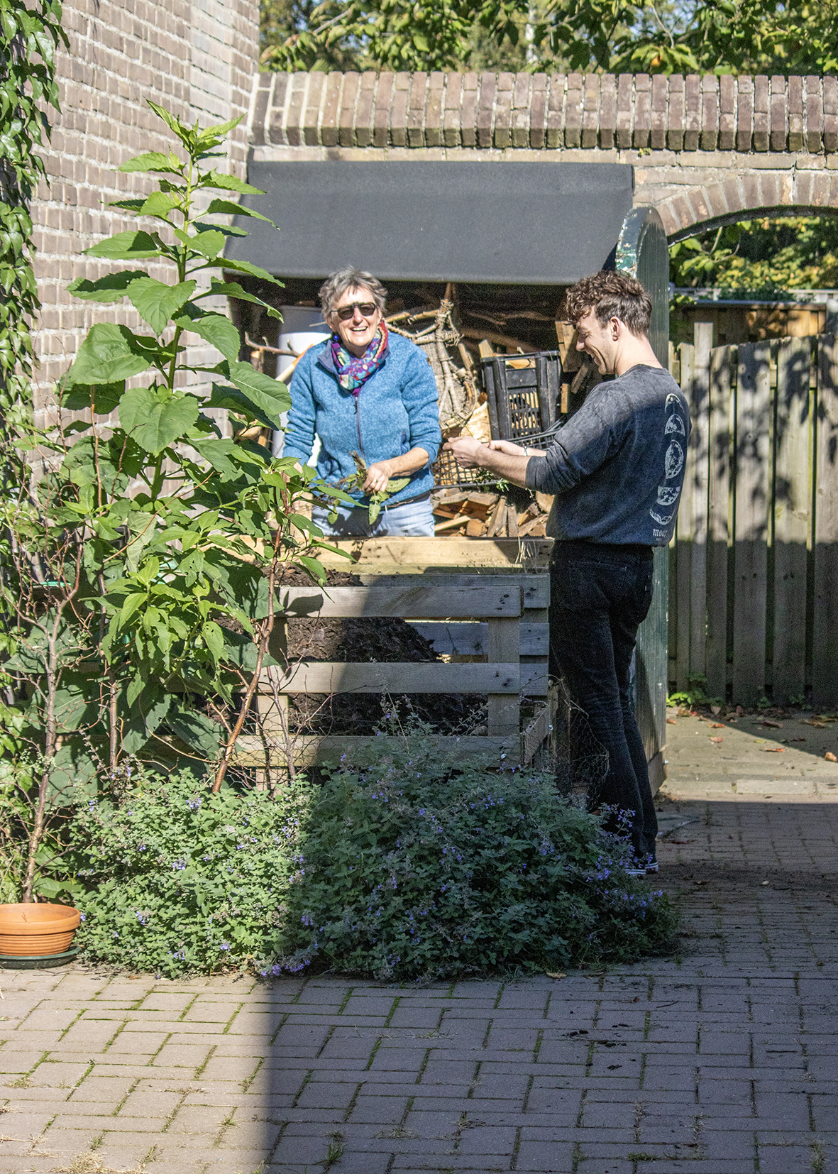Bewoners werken samen op een tuindag