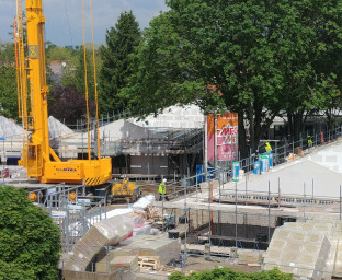 De eerste pre-fab daken liggen erop, en ook het isolatiemateriaal ligt al klaar