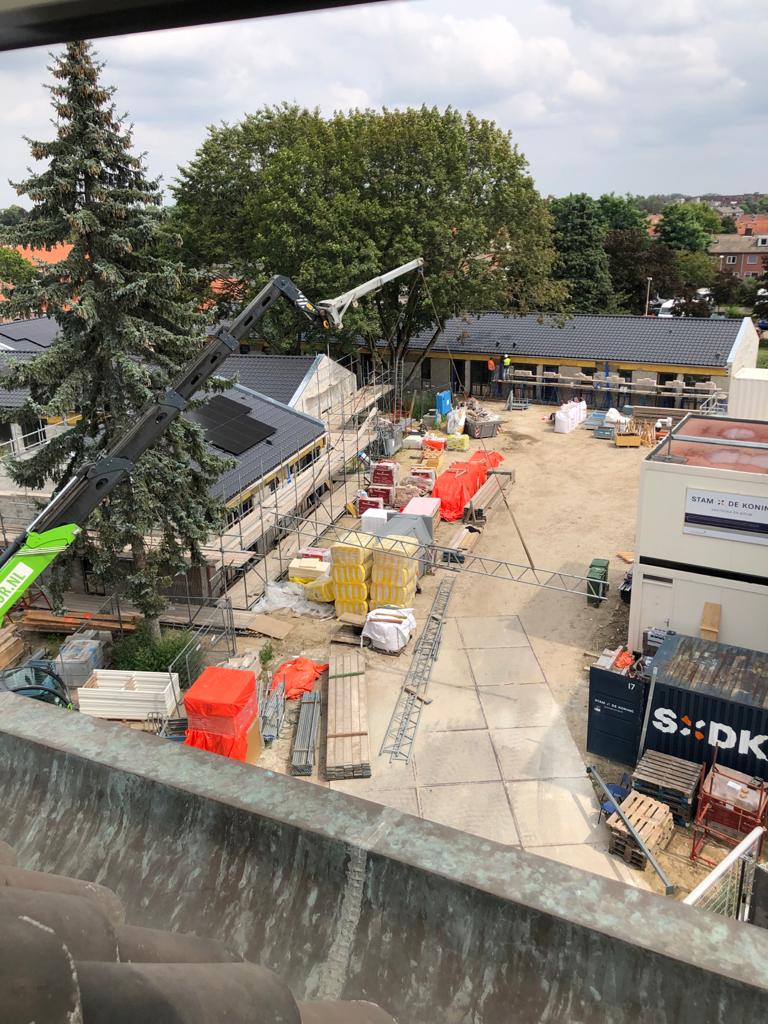 Grondgebonden woningen en tuin, gezien vanaf het klooster (kapel).